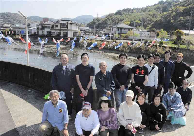 芦北町湯浦の「湯浦活性化協議会」が設置した約200匹のこいのぼり＝同町