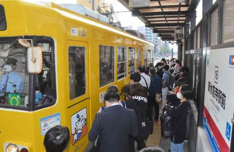 熊本市電の新水前寺駅前電停で、混雑緩和のため導入された折り返し便に乗り込む利用者＝11日午前、同市中央区