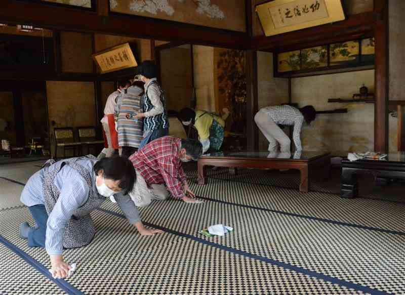江藤家住宅の座敷を掃除する「まもろう会」のメンバー＝大津町