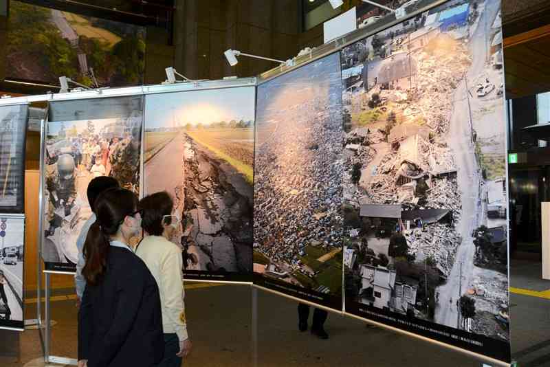 県庁で始まった熊本地震などの写真展。災害直後の写真が多く並んでいる＝11日、熊本市
