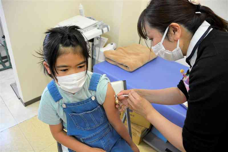 新型コロナウイルスワクチンの接種を受ける子ども＝9日、熊本市南区