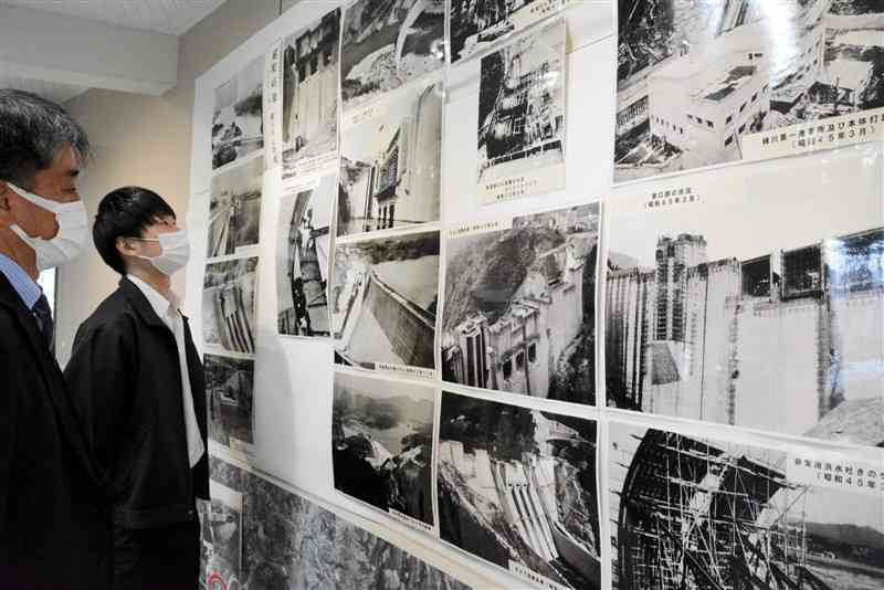 完成から半世紀を迎えた緑川ダムの歩みを紹介する写真展＝美里町