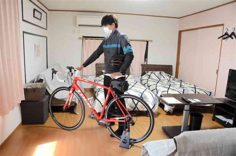 後輪に付ける簡易スタンドを備え、客室内に自転車を持ち込める栄美屋旅館＝天草市