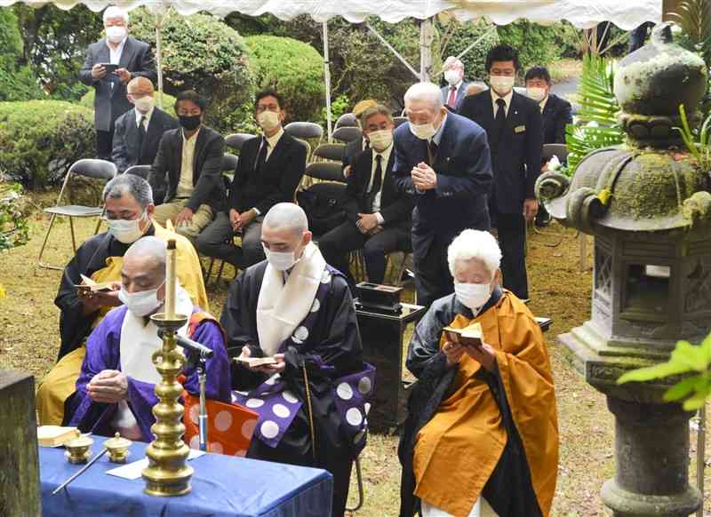 慰霊碑の前で営まれた法要＝荒尾市