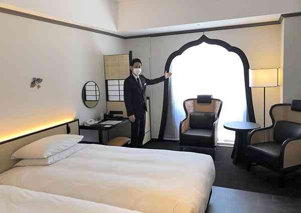 客室をリニューアルしたホテル日航熊本の「モダンジャパニーズツイン」。熊本城の唐破風をイメージした窓が目を引く＝12日、熊本市中央区