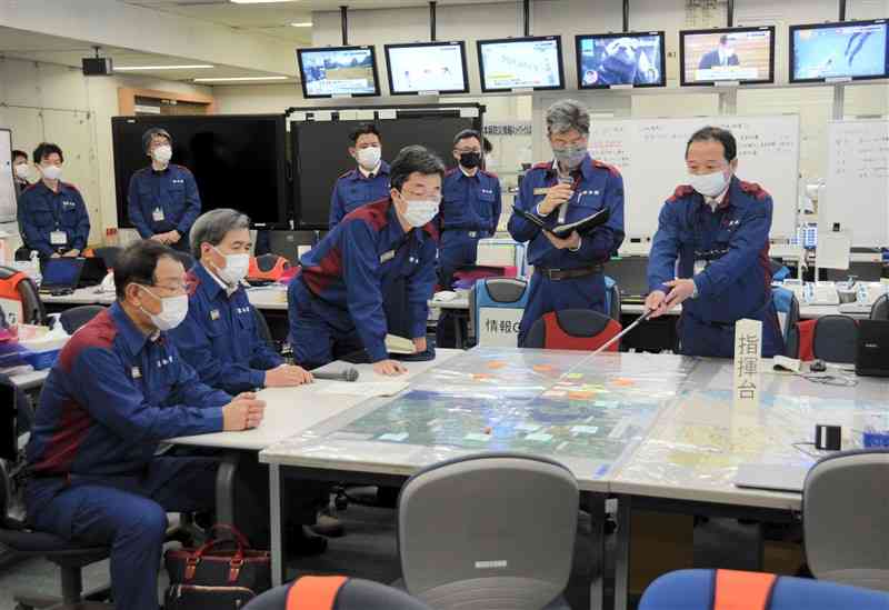 地震を想定した職員参集訓練で、状況を確認する蒲島郁夫知事（左から2人目）ら＝13日午前6時20分ごろ、県庁