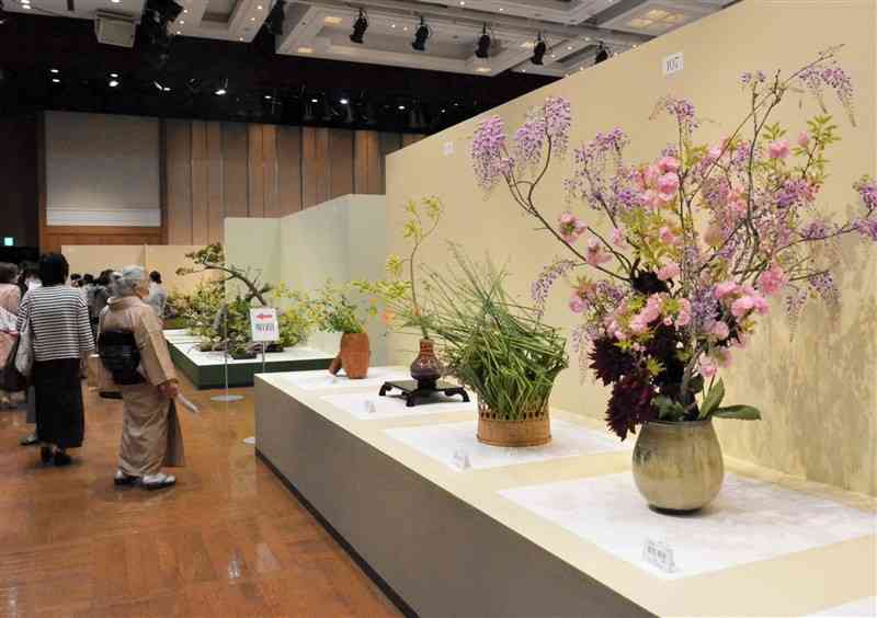 熊本の伝統工芸品と生け花を組み合わせた作品も登場した「日本いけばな芸術九州展」＝熊本市中央区