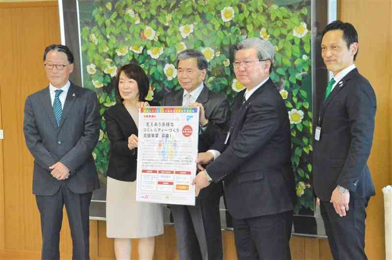 蒲島郁夫知事（中央）に支援実績を報告した「くまもと未来創造基金」の石原靖也専務理事（左端）と熊本YMCAの光永尚生理事長（右から2人目）ら＝県庁