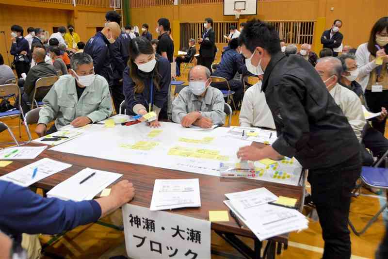 梅雨入り前に防災対策を話し合う住民ら＝球磨村