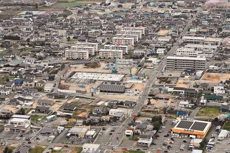 2016年の熊本地震で2度の震度7に襲われた益城町の中心部。中央は建て替え工事中の町役場新庁舎＝3月29日（後藤仁孝）