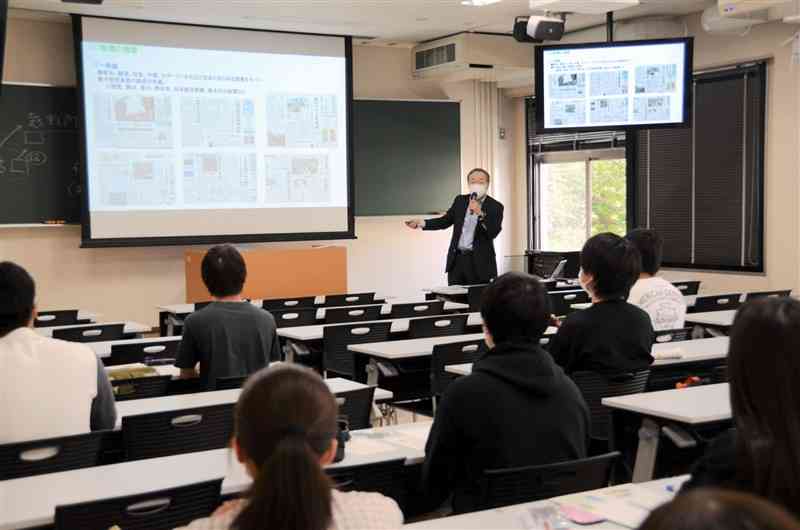 新聞の種類や歴史などについて、熊本大の学生に講義する熊日の金子秀聡編集専門委員＝13日、熊本市中央区