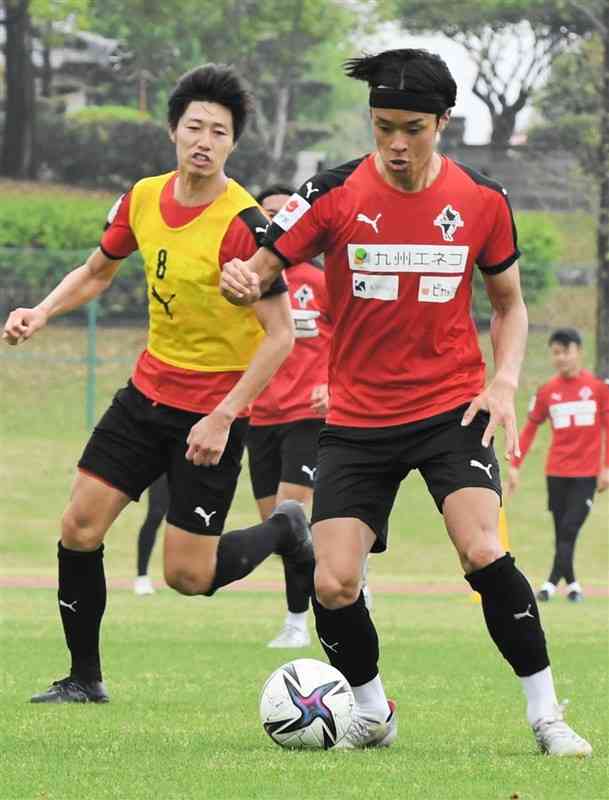 練習でボールをキープするFW髙橋利樹（右）＝県民総合運動公園補助競技場