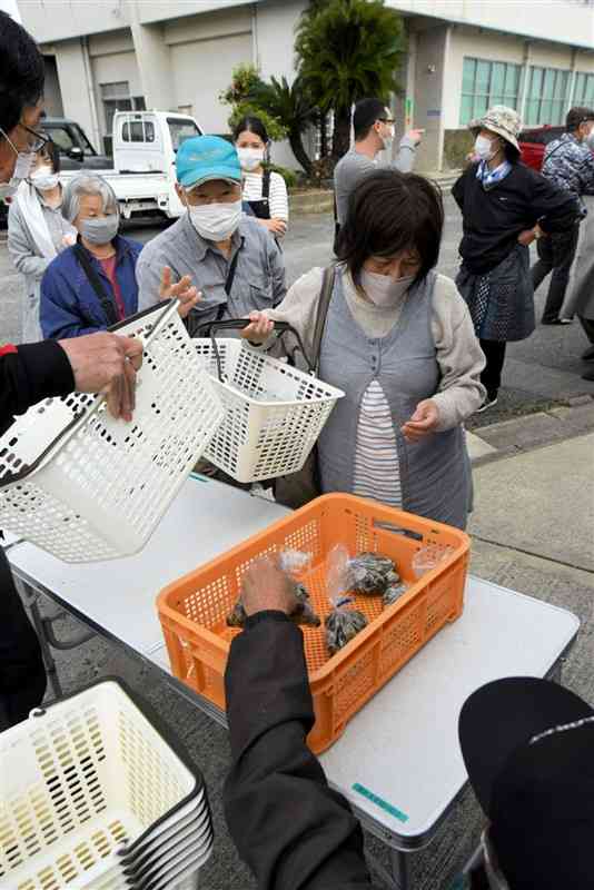 荒尾産のアサリを次々と買い求める人たち＝荒尾市