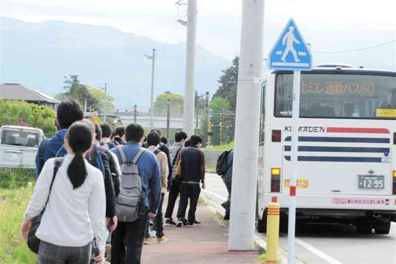 JR豊肥線の原水駅北口から運行しているセミコン通勤バス＝15日午前8時15分ごろ、菊陽町