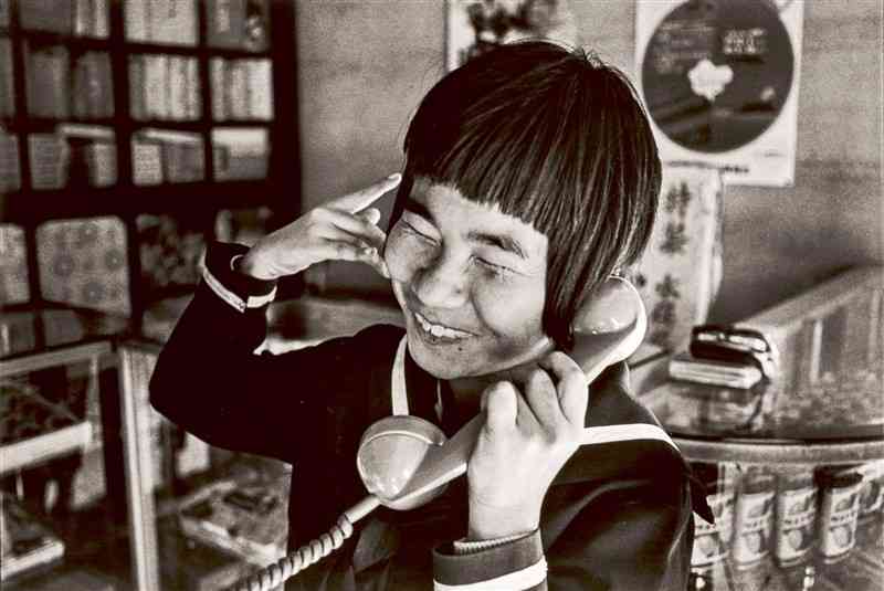 公衆電話から電話をかける、10代半ばの坂本しのぶさん＝1972年