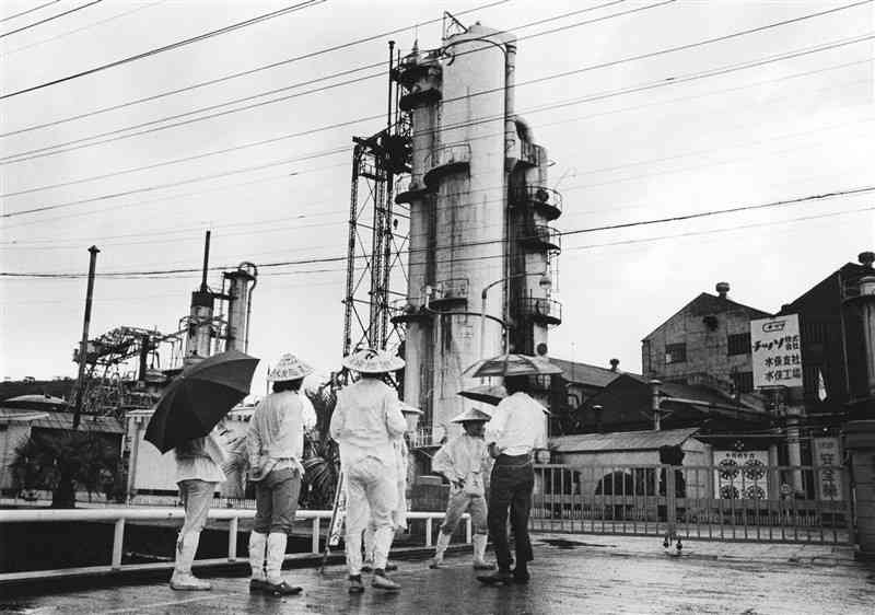 東京からチッソ水俣工場前にたどり着いた巡礼団の青年たち＝1970年7月12日