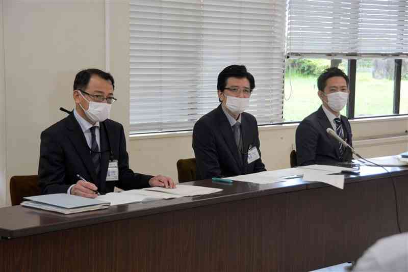 新型コロナ感染者7人の発生届を受理していなかったことについて説明する熊本市健康福祉局の林将孝総括審議員（中央）ら＝15日、熊本市役所