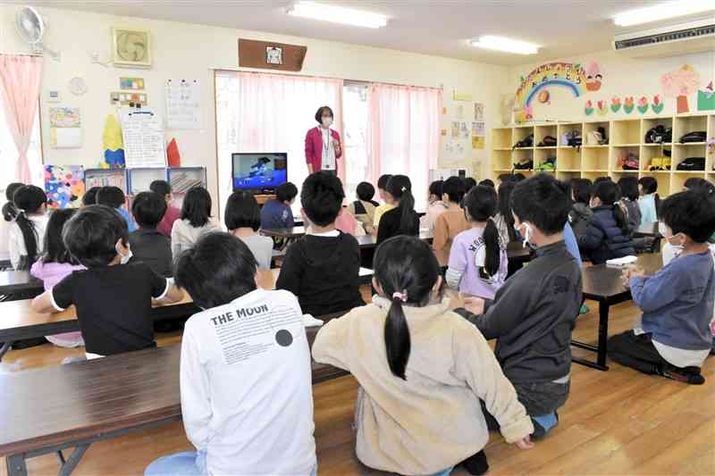 林田さんが働く白山小児童育成クラブ。この日は約50人の児童に支援員4人で対応していた＝4月8日、熊本市中央区