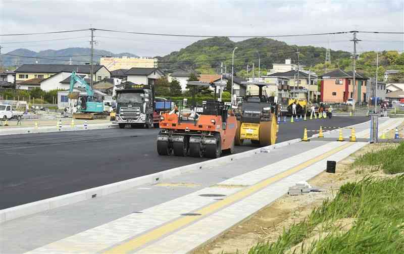 競馬場跡地で進む道路工事＝荒尾市