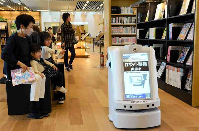 「警備」のため図書館エリアを巡回するロボット＝宇城市