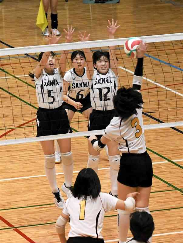 女子2回戦で熱戦を繰り広げる三和（奥）と長嶺の選手たち＝熊本市南区の城南総合スポーツセンター