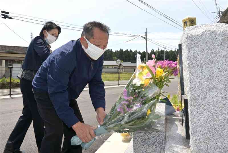 黒川地区の熊本地震慰霊碑に花を手向ける渡辺武さん＝16日午前10時半過ぎ、南阿蘇村（谷川剛）