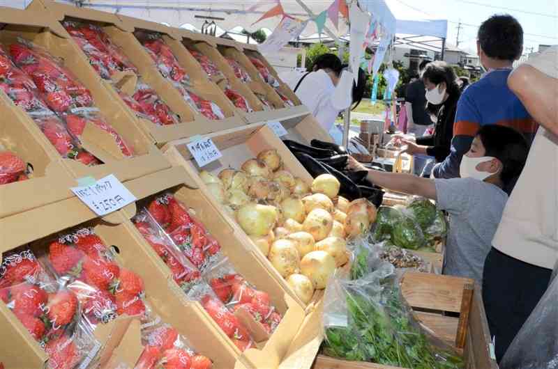 規格外の野菜や果物を販売した「みらいマルシェくまもと」＝合志市