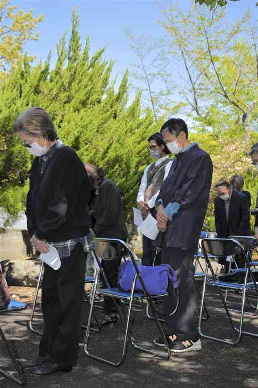 戦没者の慰霊祭でフィリピンの方角を向いて黙とうする遺族ら＝熊本市西区