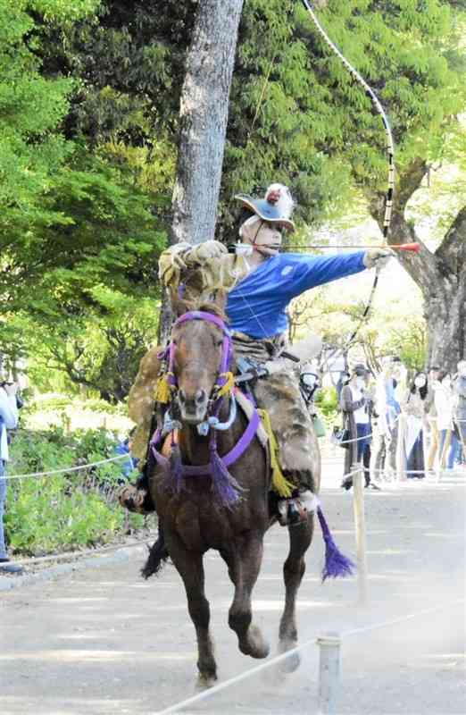 疾走する馬上から的を狙う射手＝熊本市中央区