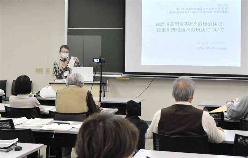 球磨川の流域治水のあり方について話す森明香・高知大助教＝17日、熊本市中央区