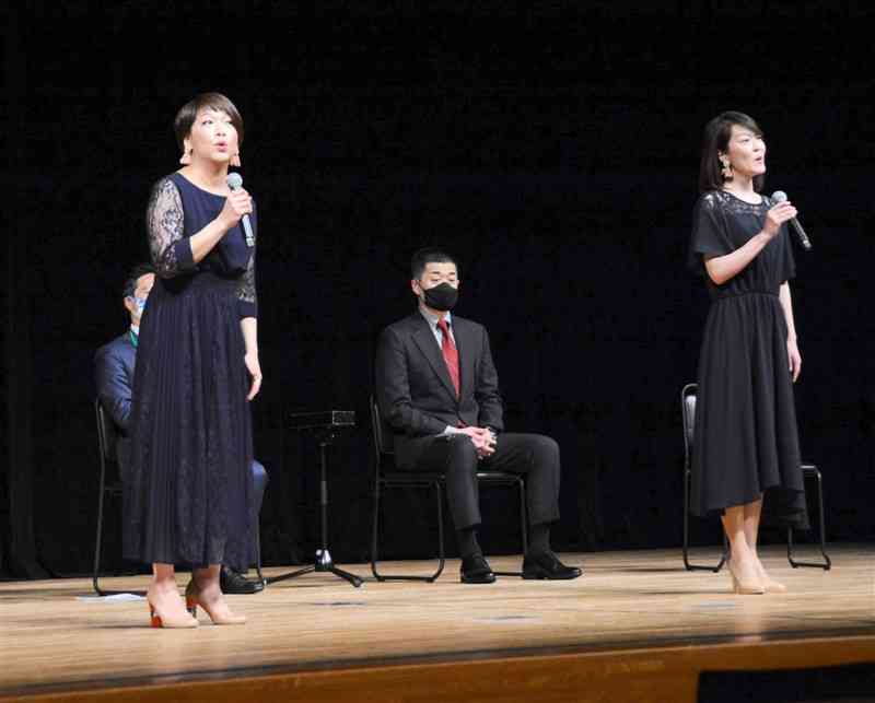 熊本地震の「復興支援の集い」で歌うフェアリーフラワーの谷口実紗さん（左）ら＝18日、東京都目黒区
