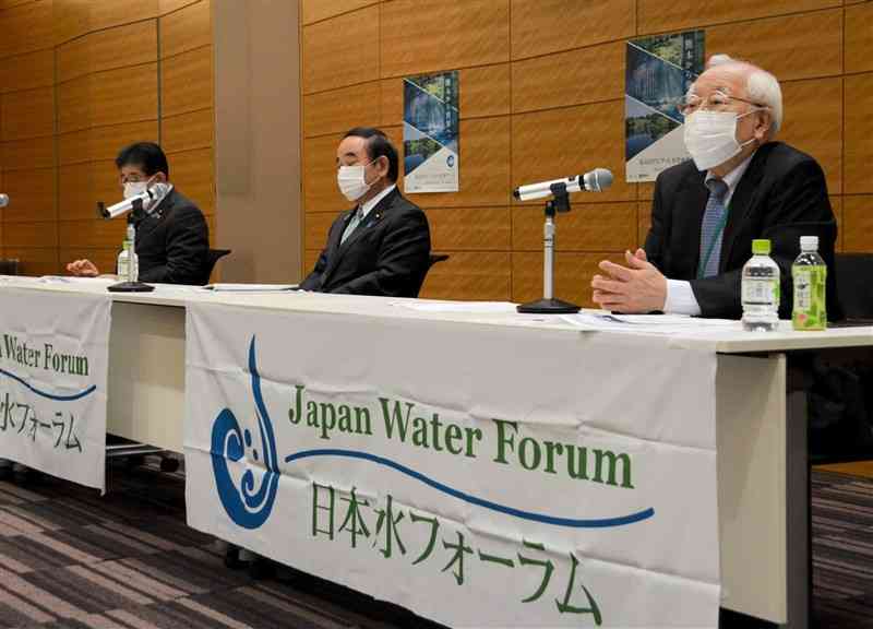 熊本市で開催する第4回アジア・太平洋水サミットの概要を話す日本水フォーラムの竹村公太郎代表理事（右）＝18日、東京・永田町