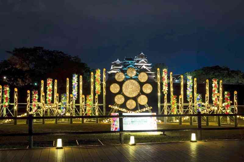 熊本城の「城あかり」で披露されたちかけんの竹あかり＝昨年11月（いずれもちかけん提供）