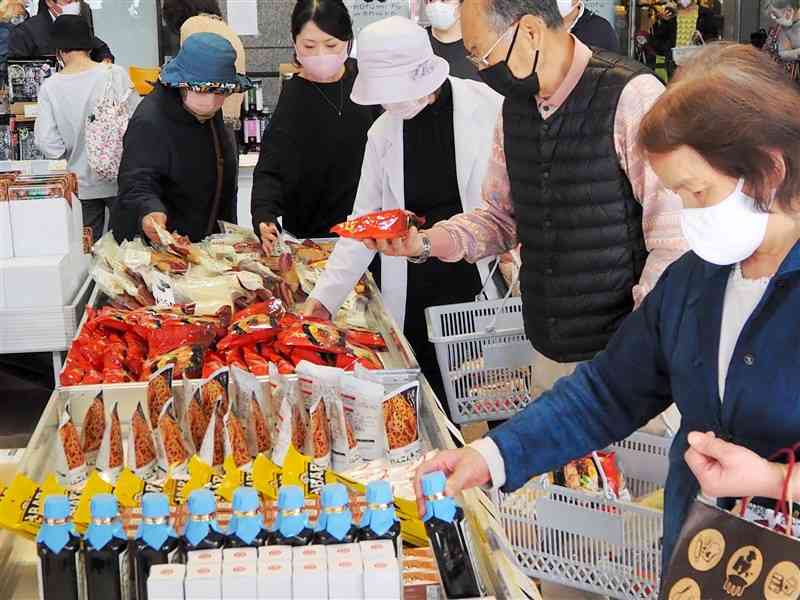 賞味期限の迫った食品などが販売された「熊日・ヒノマルECOsマルシェ」＝19日、熊本市中央区