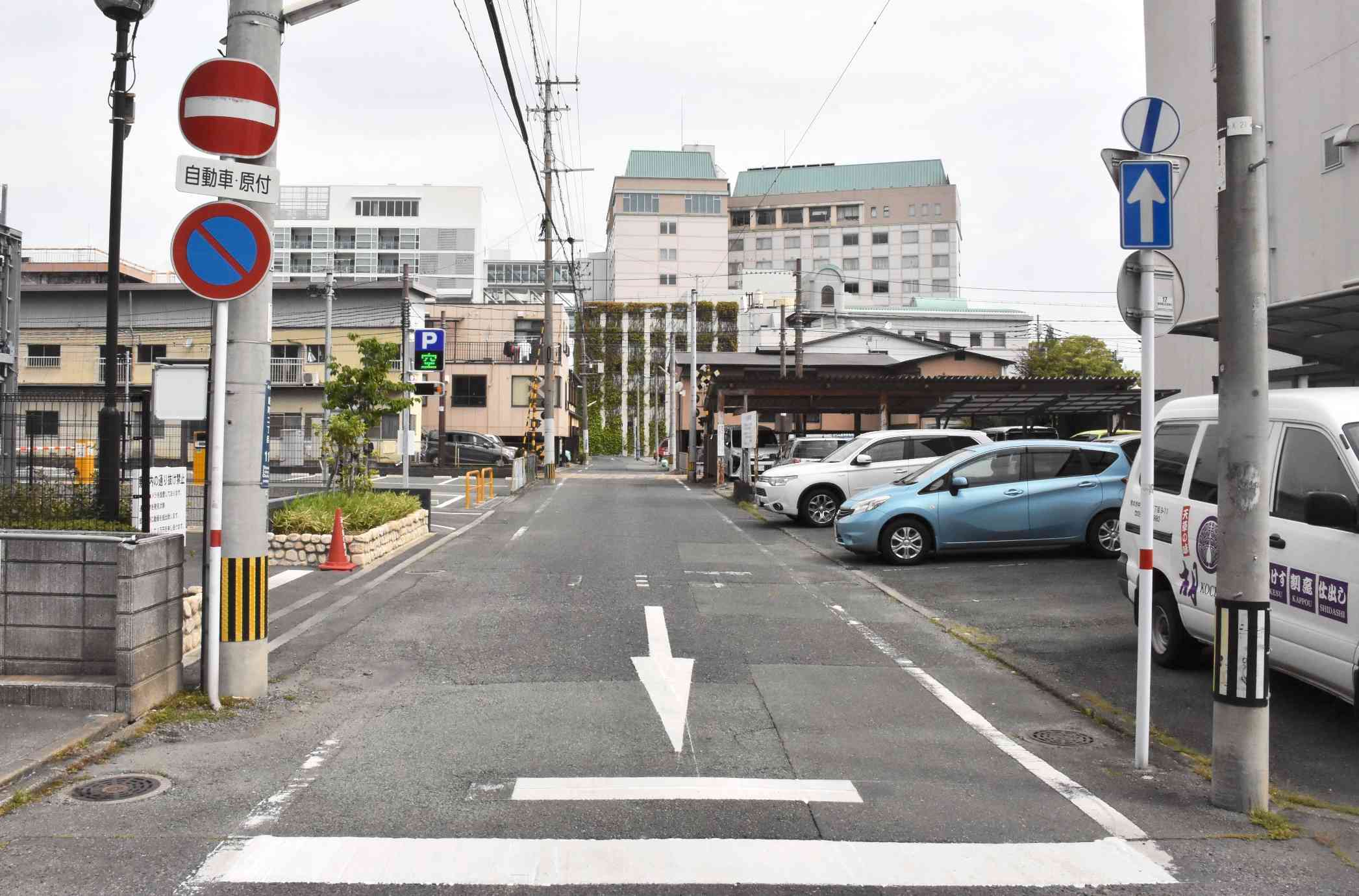 今月18日の写真。進入禁止（左）と一方通行（右）の標識が並んでいる＝熊本市中央区