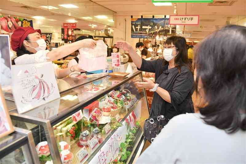 鶴屋百貨店の「四国・瀬戸内の物産と観光展」＝20日、熊本市中央区