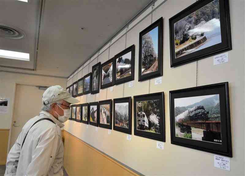 鉄道愛好家による「肥薩線」の写真展＝熊本市中央区