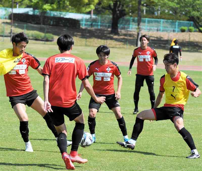 岡山戦に向けて練習に励むFW伊東俊（中央）ら＝県民総合運動公園