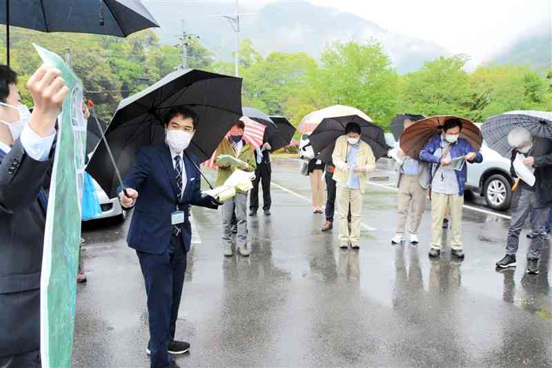 五木村の水没予定地を視察した県環境影響評価審査会の委員（写真奥）に説明する国交省の担当者＝21日