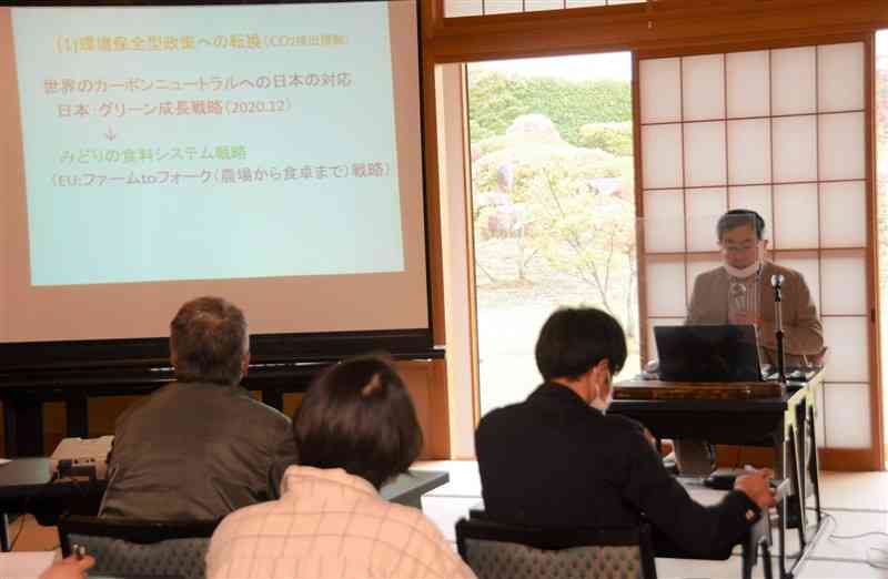 北海道足寄町での事例を用いながら講演する荒木和秋名誉教授＝阿蘇市