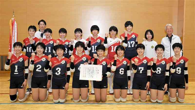 女子優勝の信愛女学院＝植木中央公園運動施設