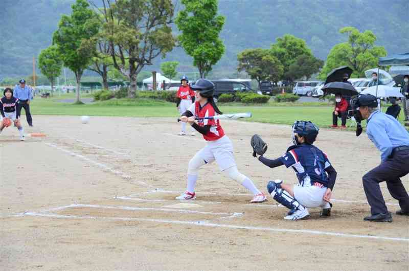 城南地区中学生女子ソフトボール大会で熱戦を繰り広げる選手ら＝八代市