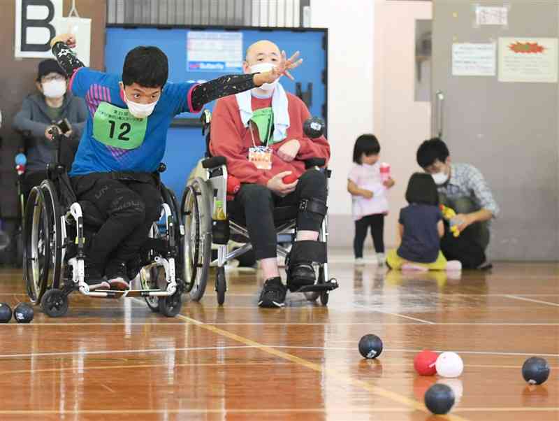 ボッチャで熱戦を繰り広げる選手たち＝熊本市東区