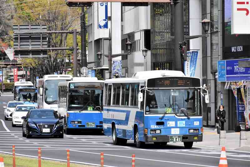 熊本市中心部を走る路線バス。共通定期券サービスの開始で、定期区間内であればすべてのバスが利用できるようになった＝熊本市