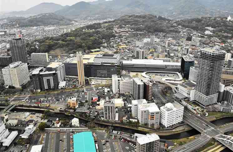 JR熊本駅周辺。中央の駅ビルを核に、オフィスビルやマンションの開発が続く＝3月29日、熊本市西区（谷川剛）