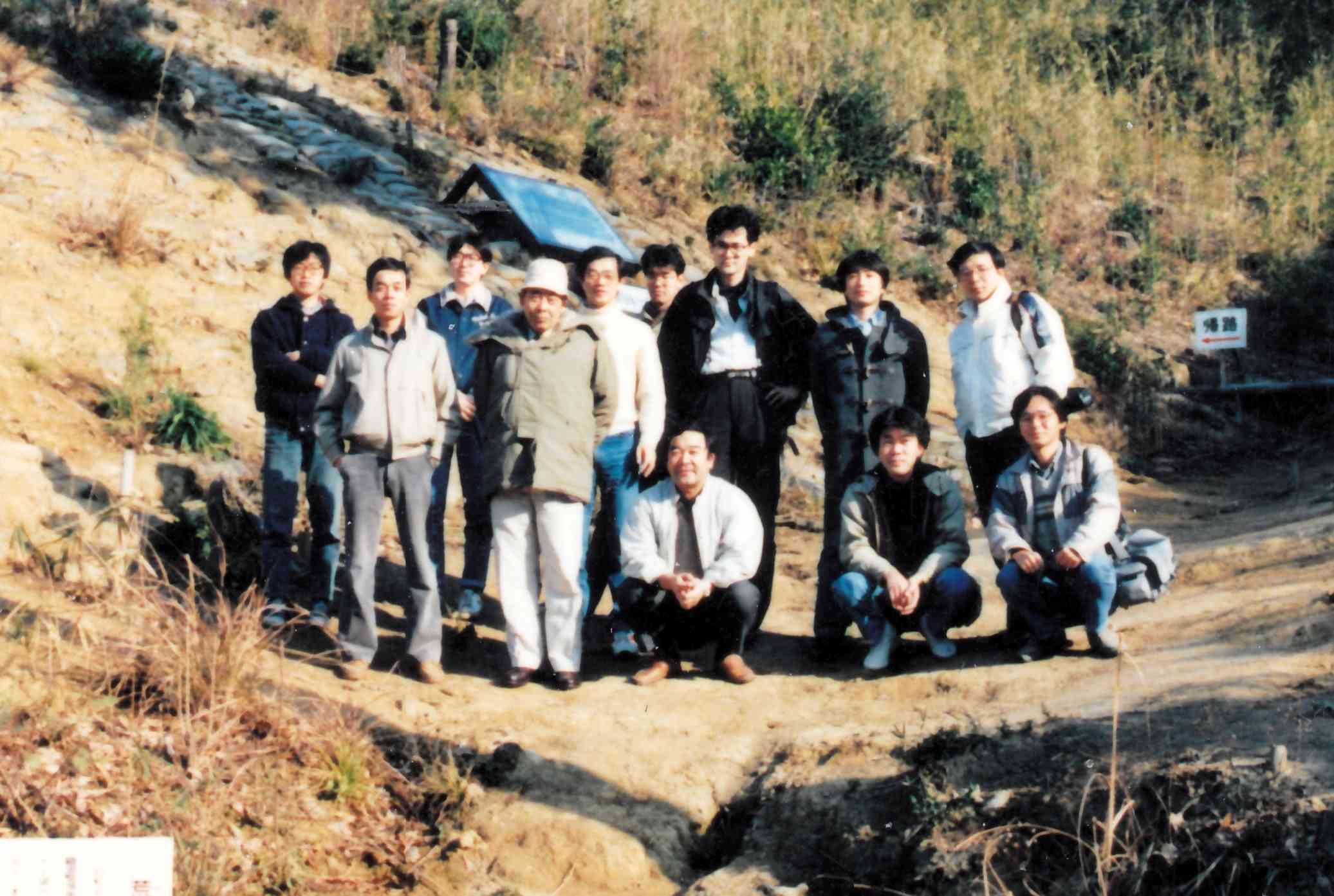 島根県荒神谷遺跡で。前列左から2人目潮見先生、3人目河瀬先生、後列右端が李さん
