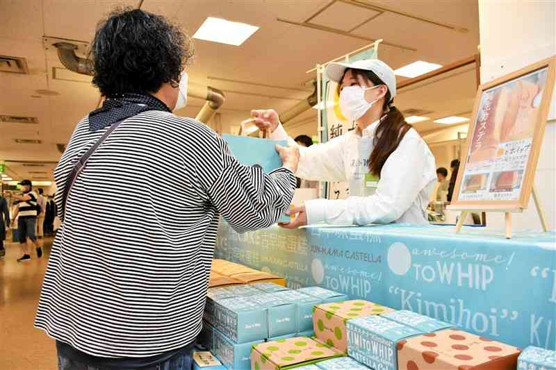 鶴屋百貨店で人気の台湾のカステラを購入する買い物客＝27日、熊本市中央区