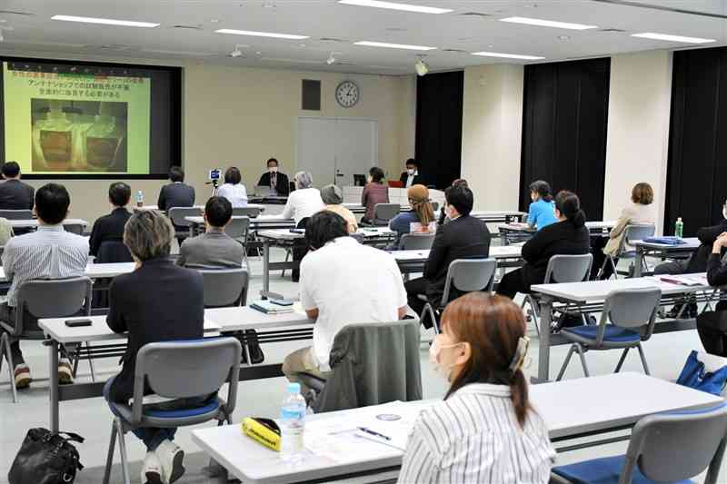 SDGsに沿った商品開発の手法などについて学ぶ参加者たち＝27日、熊本市中央区