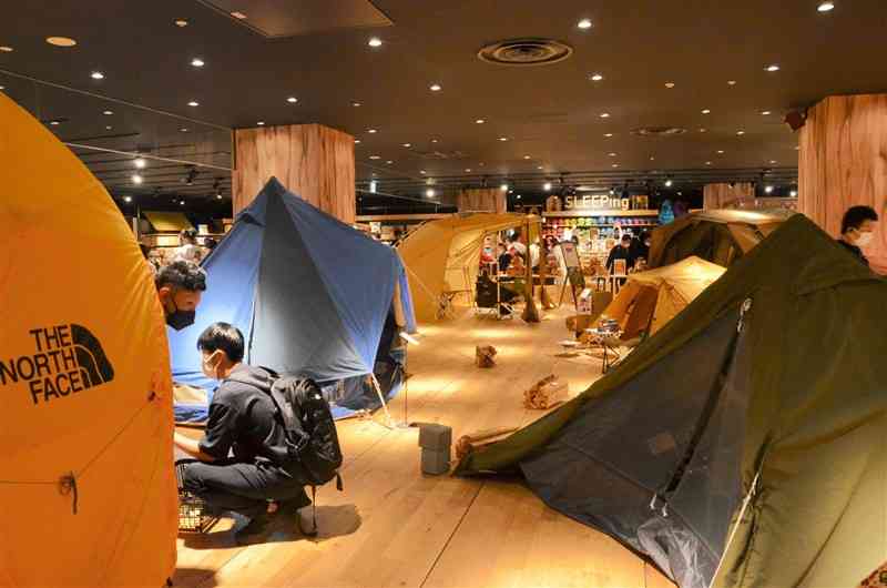 テントなどを多数展示した「アルペンアウトドアーズ」の店内＝28日、熊本市中央区