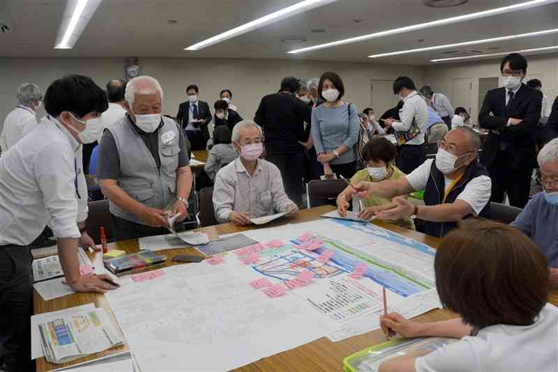 人吉市が示した整備方針案を踏まえて意見交換する住民ら＝28日、同市